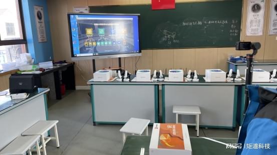 中心小学：VR课堂让学习身临其境pg电子免费模拟器游戏金华市罗埠(图3)